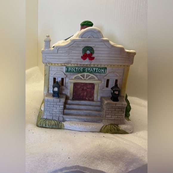 🎄Christmas Village - Police Station 🎄 - Picture 1 of 9